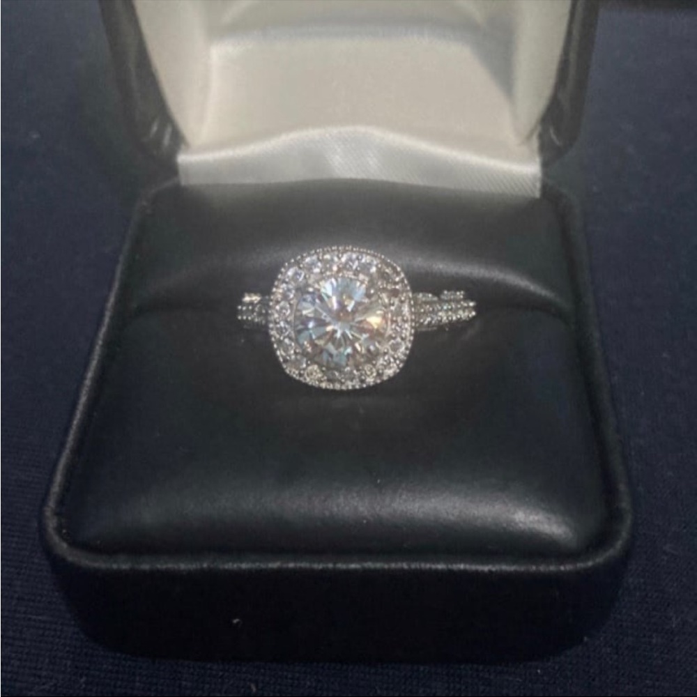 Lovely 2.55CT White Moissanite Diamond Ring. Size 7. M9